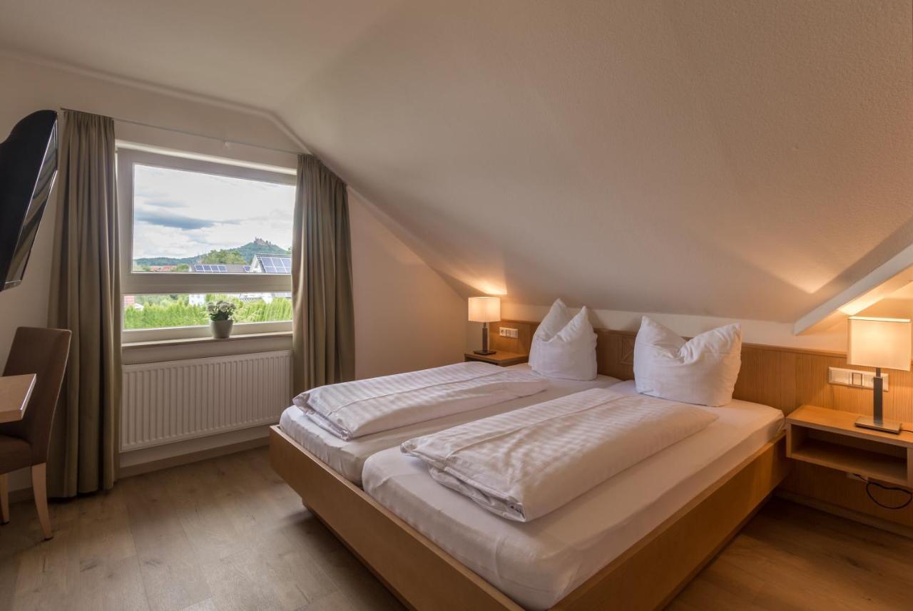 Gaestehaus Burgblick Bed and Breakfast Bisingen Rum bild